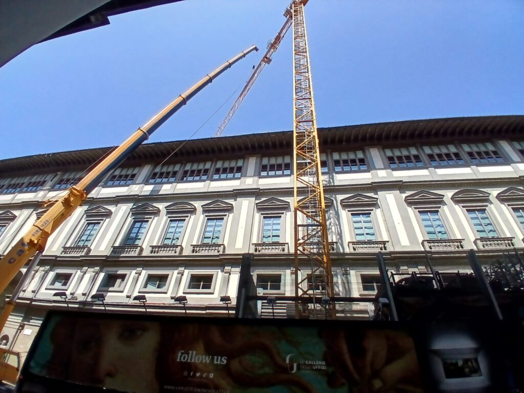 Firenze, Uffizi: via la maxi gru, dopo 20 anni. Iniziate le operazioni di smontaggio