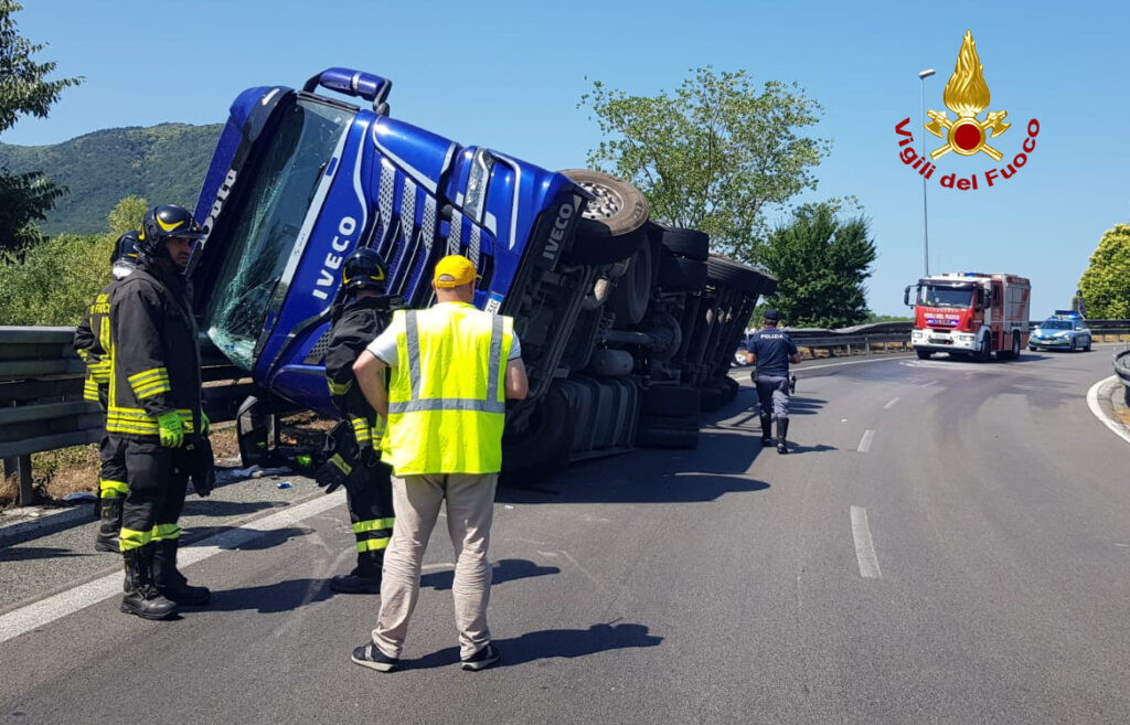 Autostrada A11, incidente: Tir con materiale tessile si ribalta a Viareggio. Conducente ferito