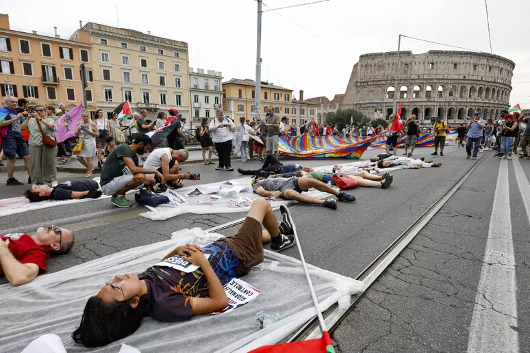 Sinistra contro Israele, ma in ordine sparso. Schlein diserta la piazza di Roma