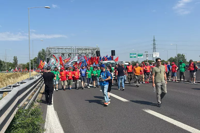Metalmeccanici in sciopero entrano in Tangenziale a Bologna. La Questura annuncia denunce. Schlein: “Solidali”