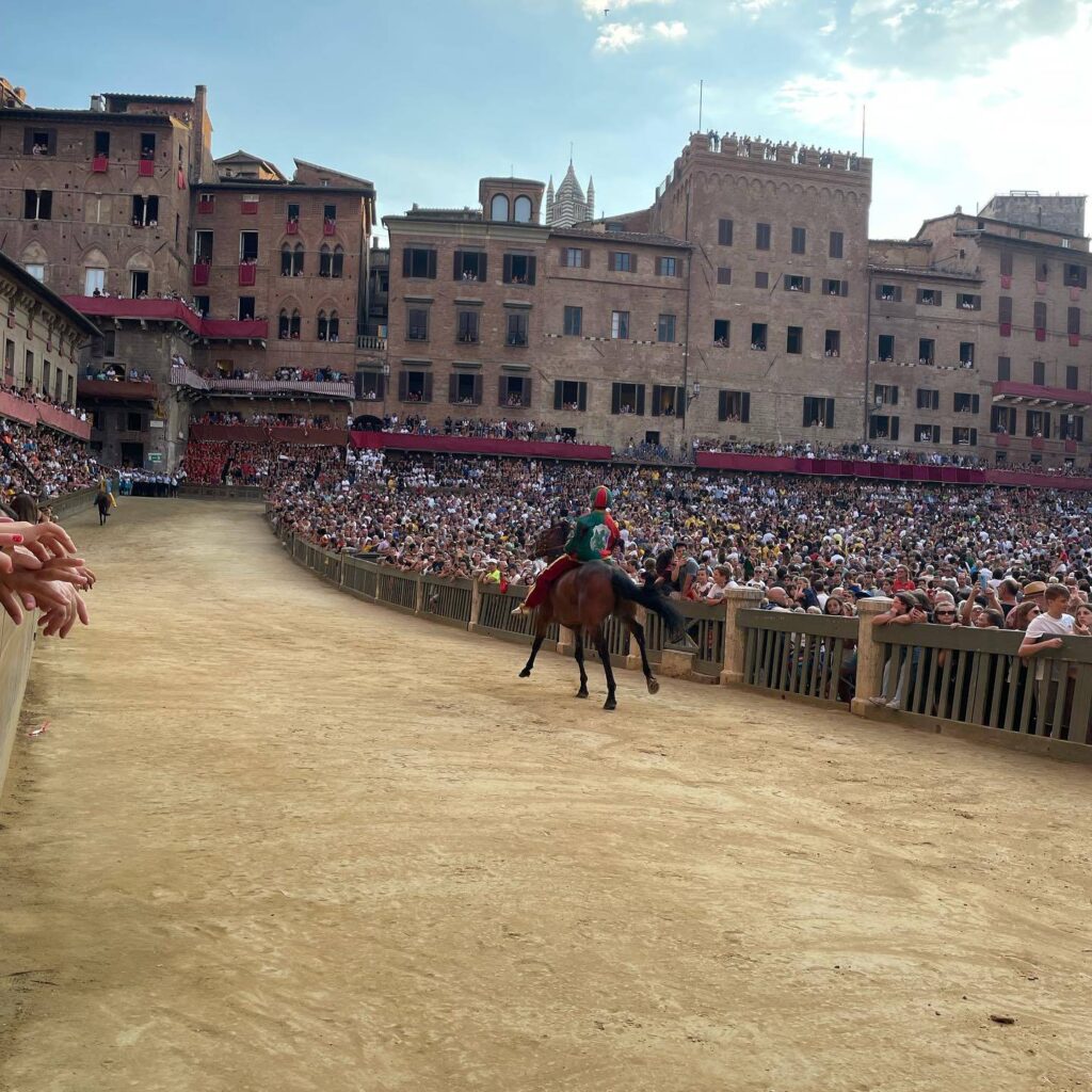 Palio di Siena: contrade, l’ordine ai canapi per le prove