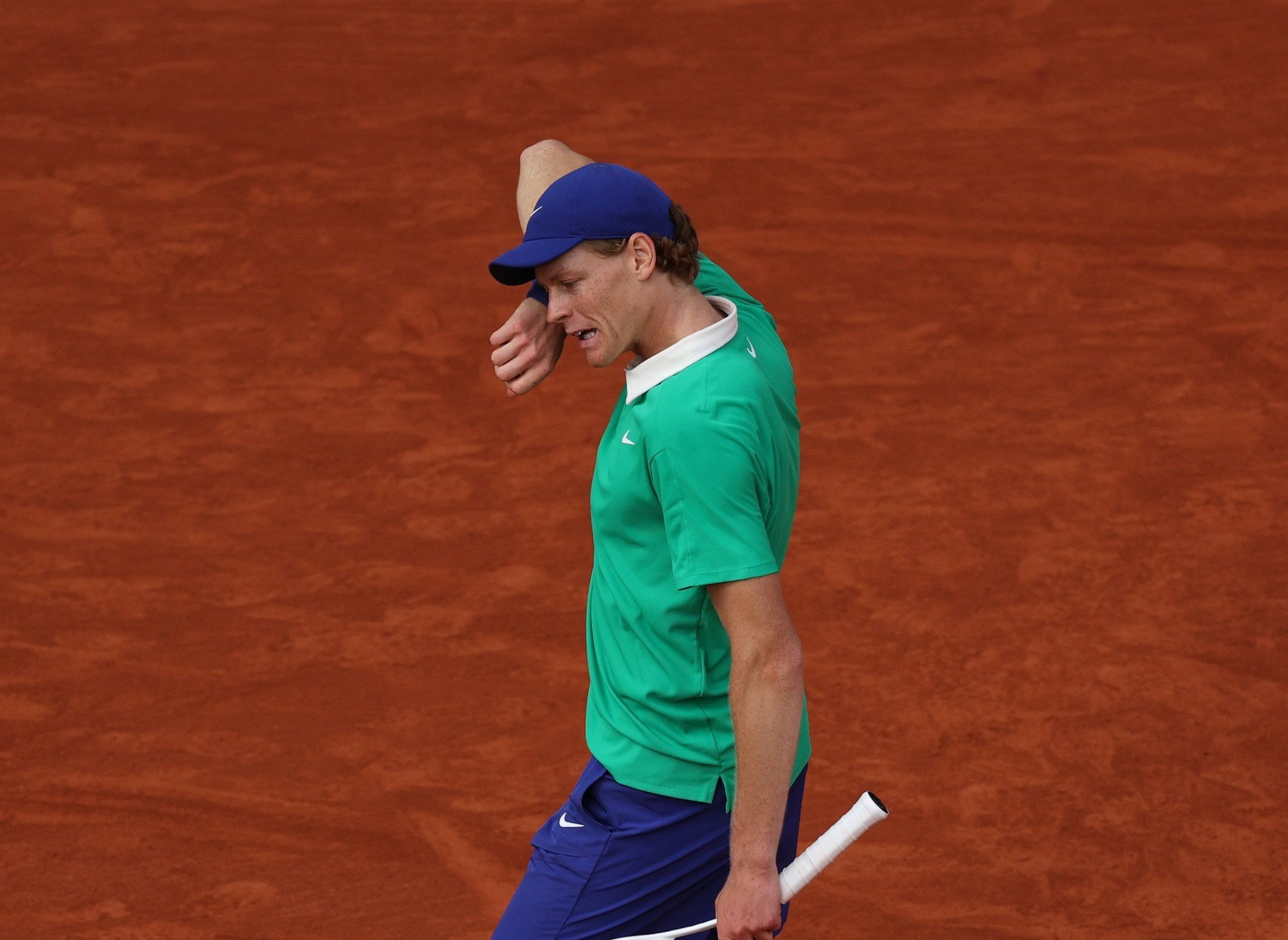 Roland Garros: Sinner cede ad Alcaraz al super tiebreak dopo oltre 5 ore di battaglia. La rimonta dello spagnolo