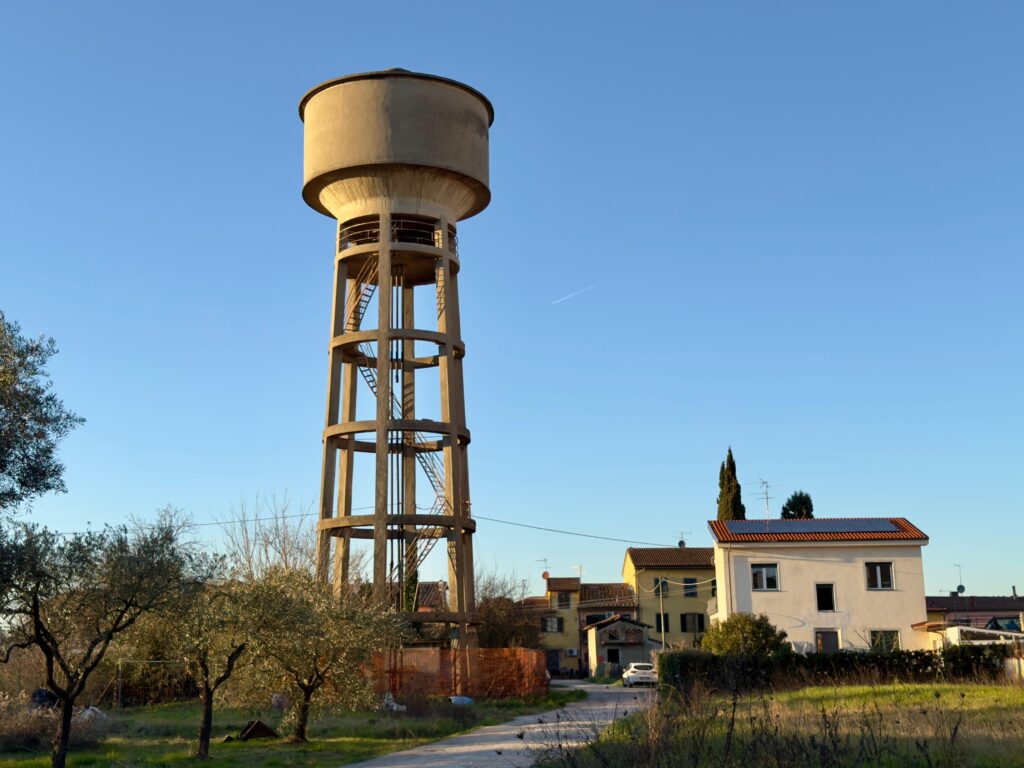 Torre idrica di Marcignana, c’è la data per l’abbattimento. Mantellassi: “Momento importante per la frazione”. Evacuazione programmata per circa 40 residenti durante le operazioni.