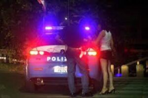 Prato: minacciato con bara per il controllo della prostituzione cinese. Sei arrestati: anche la vittima dell’intimidazione