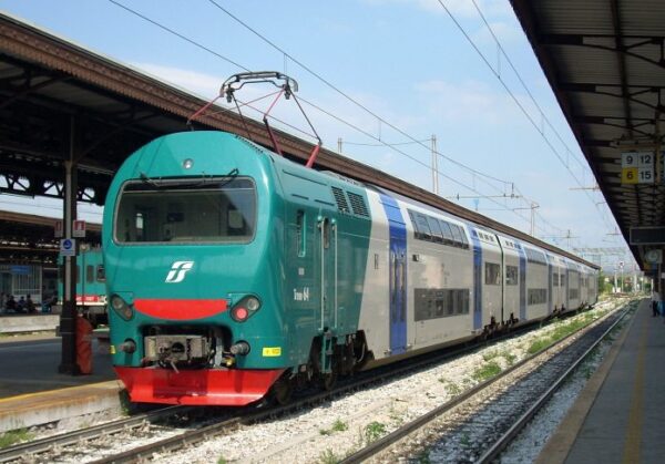 Treni, linea Bologna-Firenze: convoglio guasto a Vernio. Ritardi fino a 4 ore