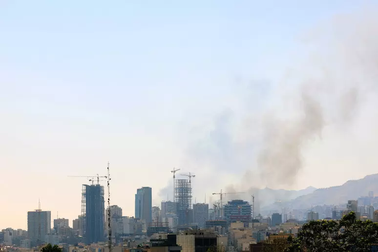 Israele: ucciso Shadmani, nuovo comandante dell’esercito iraniano. Era in carica da 4 giorni. In fiamme sede Tv