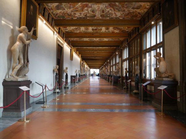 Firenze: selfie agli Uffizi, danneggia tela del ‘700. Il direttore Verde: “Limiti alle foto” (Video)