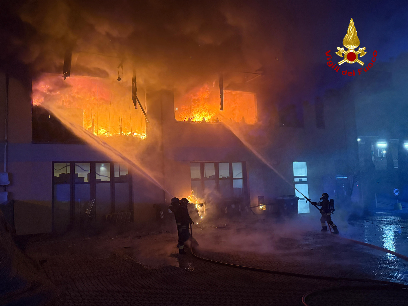 Montemurlo: distrutte dalle fiamme nella notte quattro aziende. Procura indaga per incendio doloso