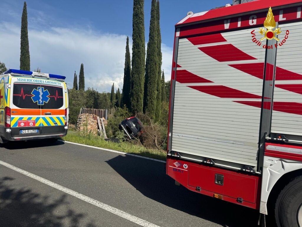 Piombino: furgone si ribalta e prende fuoco. Conducente incastrato salvato dai vigili del fuoco. E’ grave