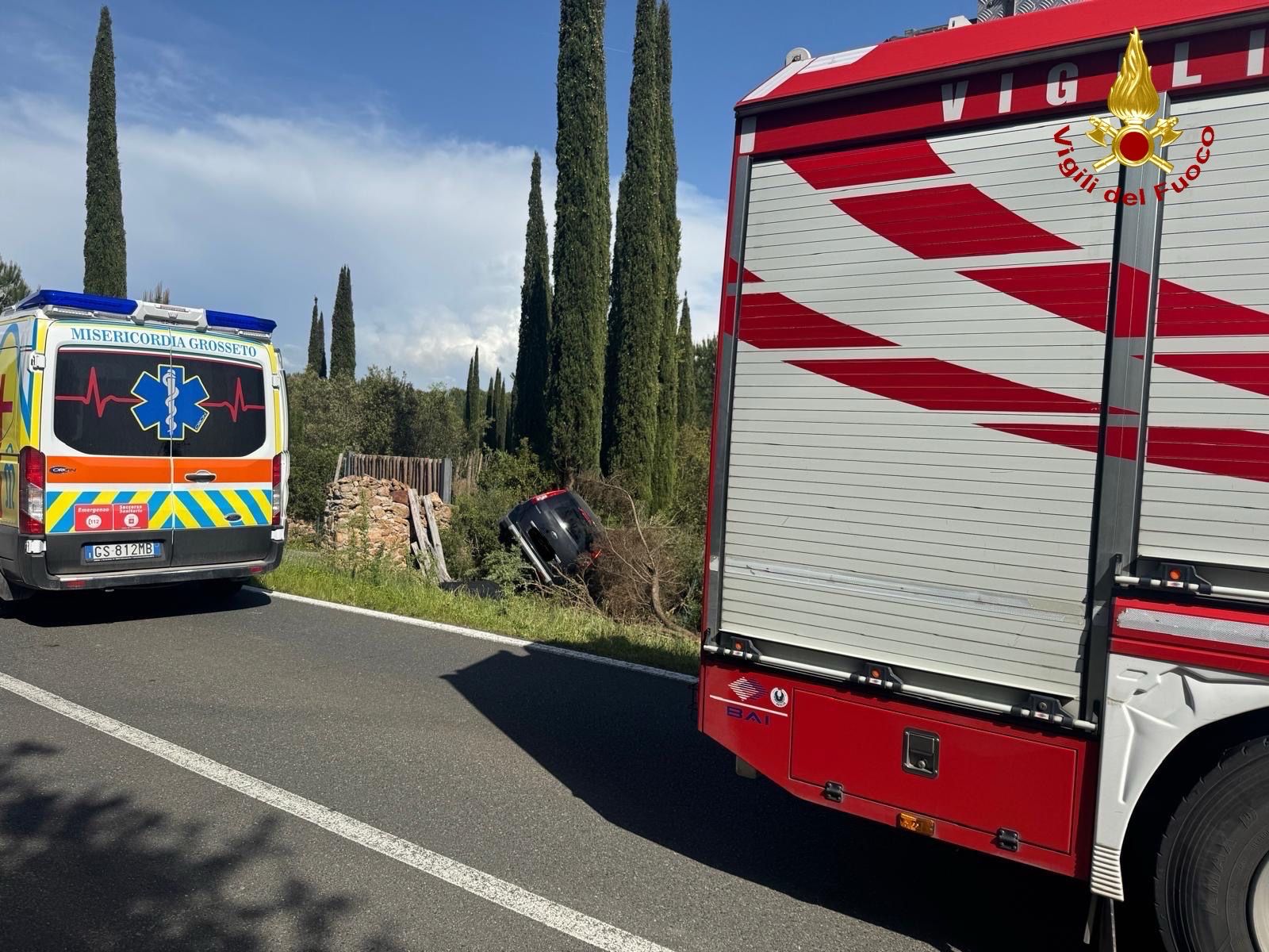Piombino: furgone si ribalta e prende fuoco. Conducente incastrato salvato dai vigili del fuoco. E’ grave
