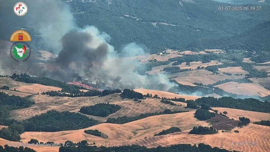 Incendio a Pomarance: fiamme nei boschi di Montegemoli. In azione anche tre elicotteri
