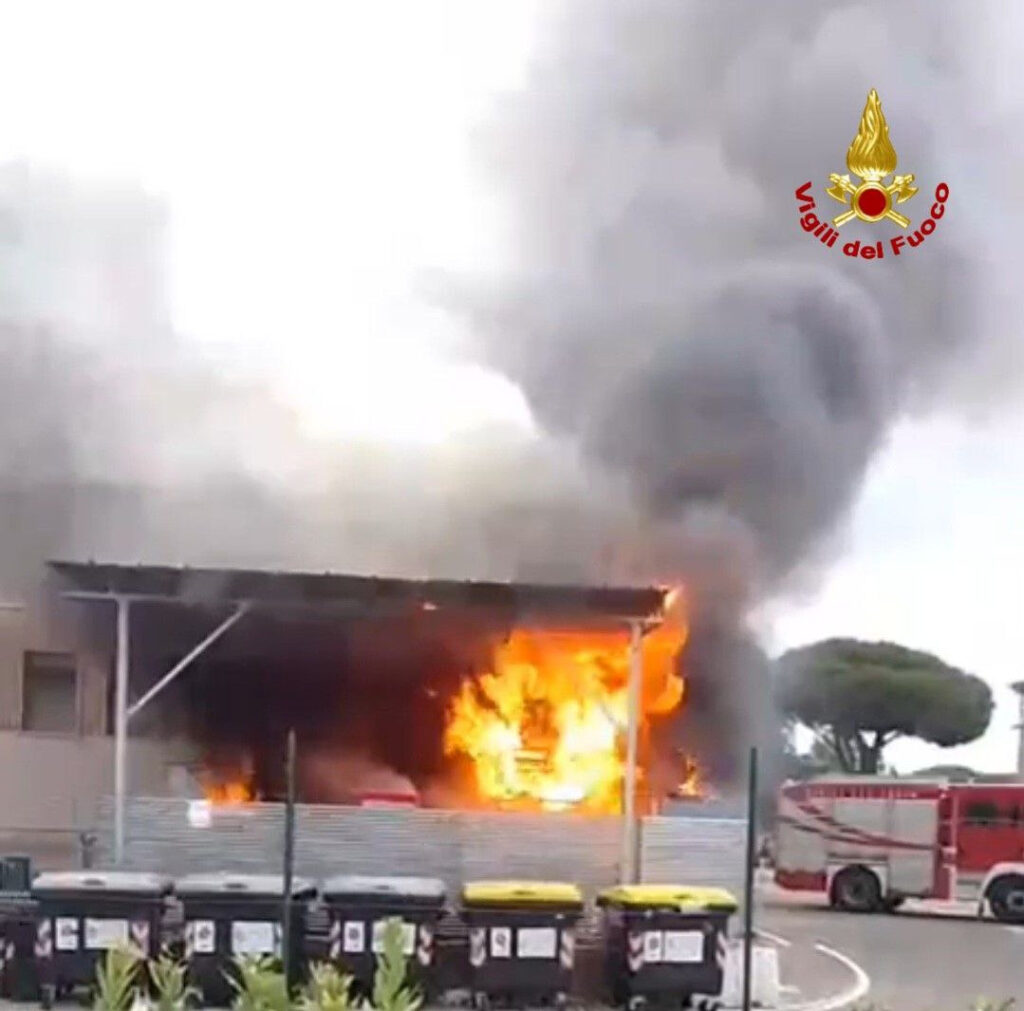 Cecina: incendio nel magazzino di un supermercato sull’Aurelia. Distrutti pallet e imballaggi