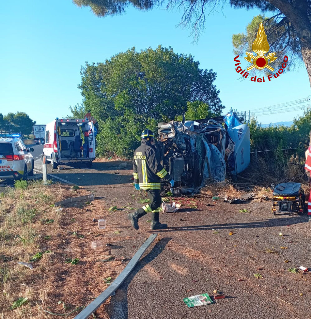 Grosseto: tir carico di frutta si ribalta fra Collecchio e Fonteblanda. Ferito l’autista