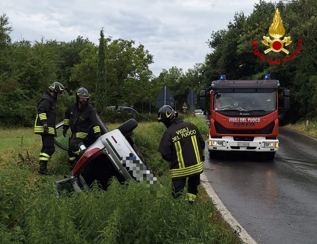 Siena, incidente sulla Chiantigiana: auto in bilico su un canale. Donna ferita estratta dalle lamiere