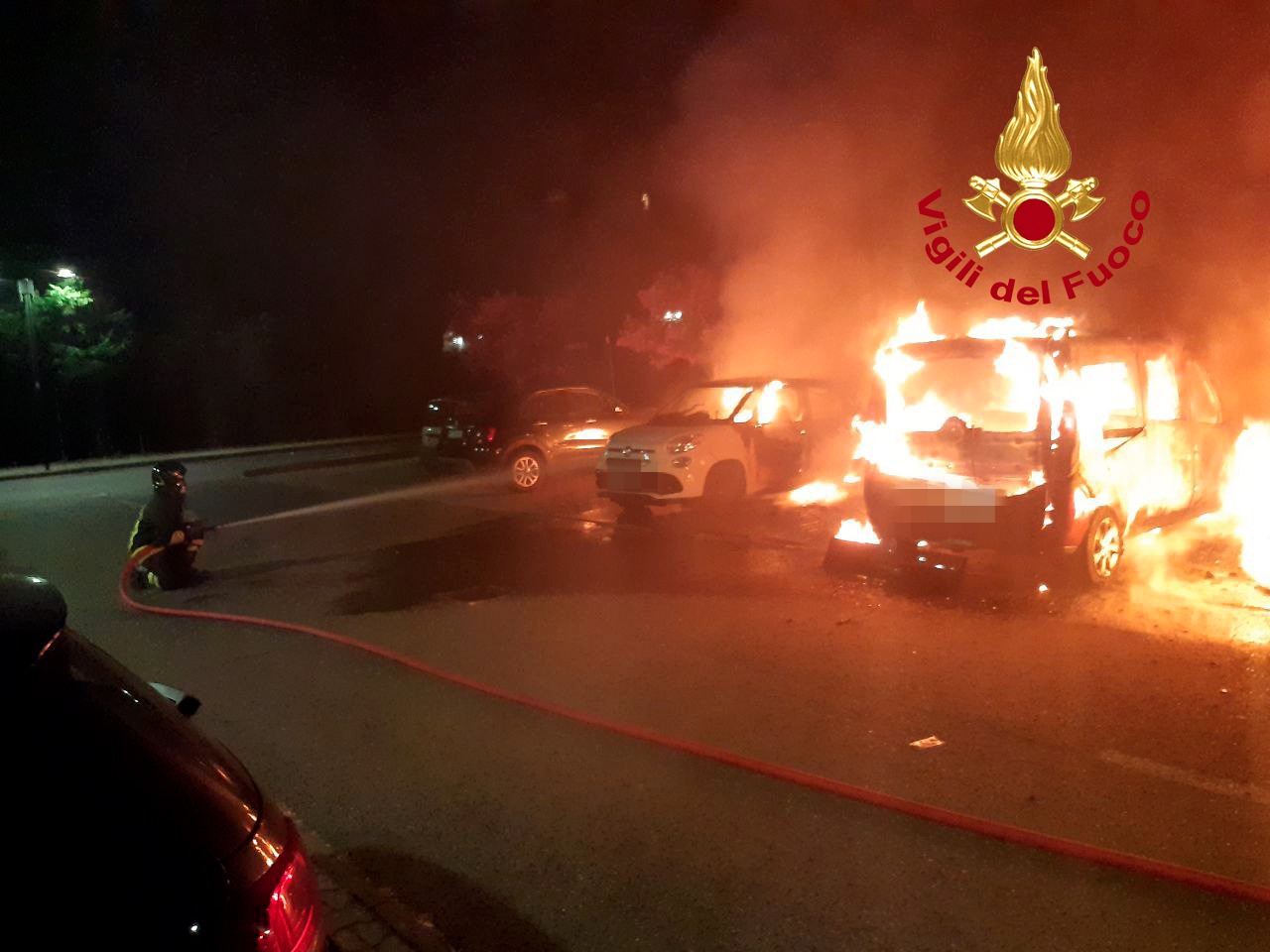 Firenze: incendio in deposito a Quaracchi. Distrutti dalle fiamme camper, auto e baracche (foto)