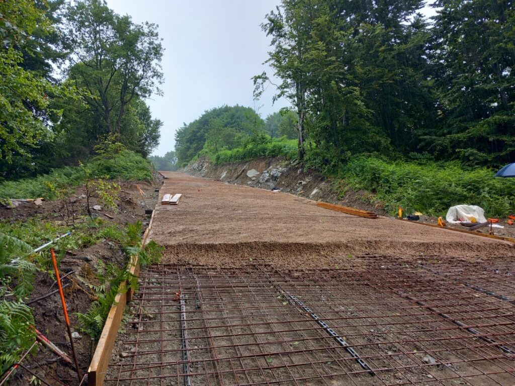 50 incappucciati assaltano il cantiere eolico nel Mugello: minacce a ingegneri e boscaioli e danni ai mezzi d’opera