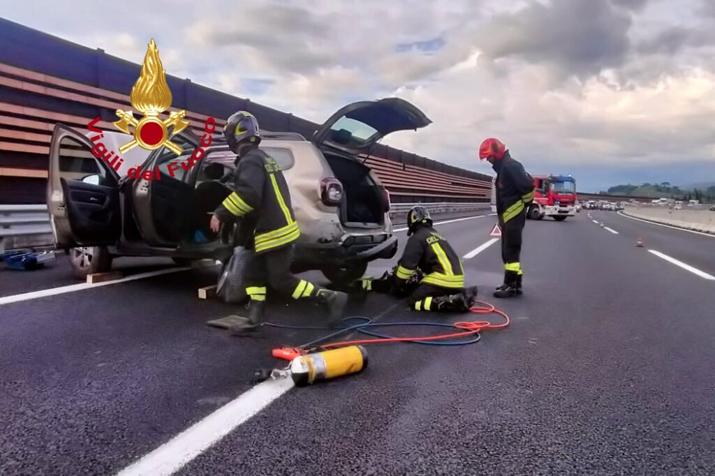 Autostrada A1: incidente a Firenze fra due auto. Fuga di gas. Chiuse due corsie verso nord