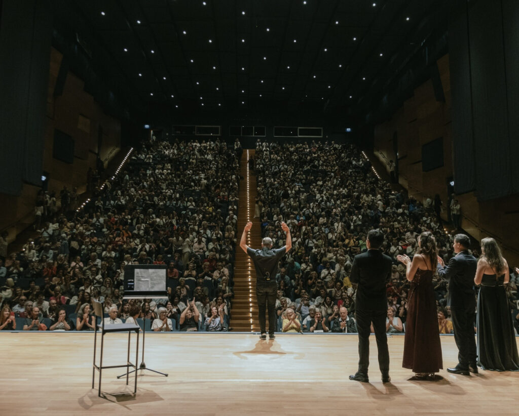 «Liberamente sotto le stelle»: nella Cavea del Maggio l’ultimo incontro con Massini e i cantanti dell’Accademia