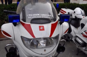 Firenze: tentano di rapinare prete alla fermata della tramvia. Due donne denunciate da agenti municipale in borghese