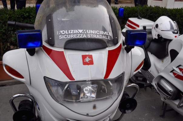 Firenze: tentano di rapinare prete alla fermata della tramvia. Due donne denunciate da agenti municipale in borghese