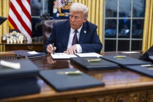 Trump taglia le armi all’Ucraina. Il Cremlino esulta. Kiev: “Disumano”