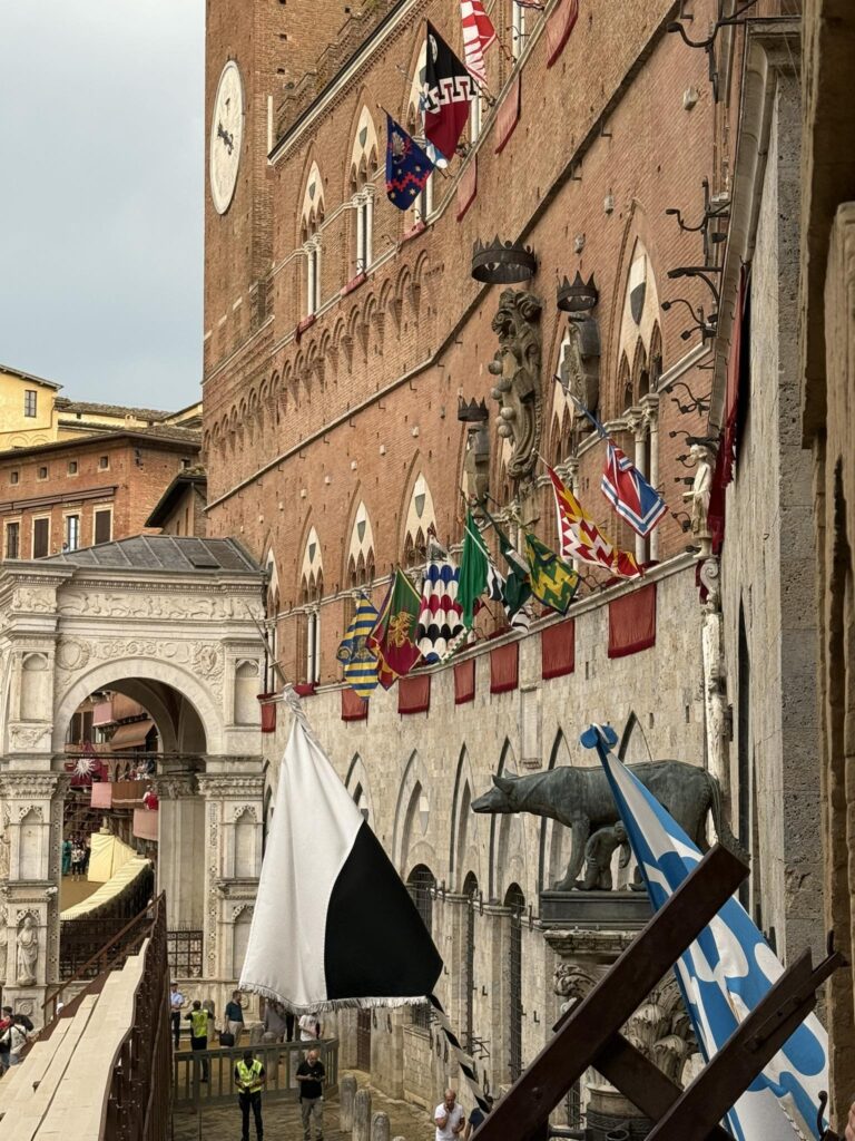 Palio di Siena rinviato per la pioggia: si corre domani 3 luglio