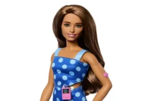 Barbie: arriva la prima bambola con il diabete. Ha il cellulare per misurare i livelli di glucosio