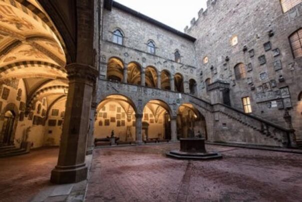 Firenze: attivisti pro Palestina al Museo del Bargello. Con due striscioni