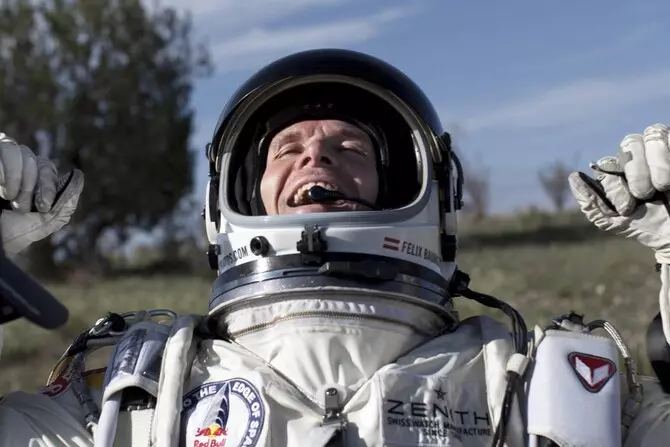 Parapendio: Baumgartner muore finendo nella piscina di un albergo. Ferita una ragazza