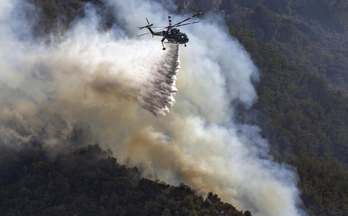 Incendio a Marsiglia: chiuso l’aeroporto, stop ai treni. Fiamme minacciano la città