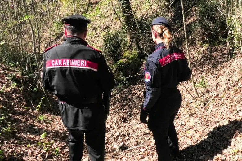 Firenze: donna trovata morta lungo un sentiero a San Godenzo. Indagini in corso