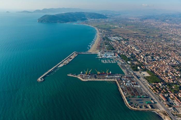Maltempo in Toscana: spiagge chiuse a Carrara, parchi e cimiteri a Livorno