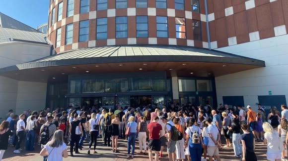 Saldi in Toscana: 1600 persone ai Gigli in attesa dell’apertura. Anche da fuori regione