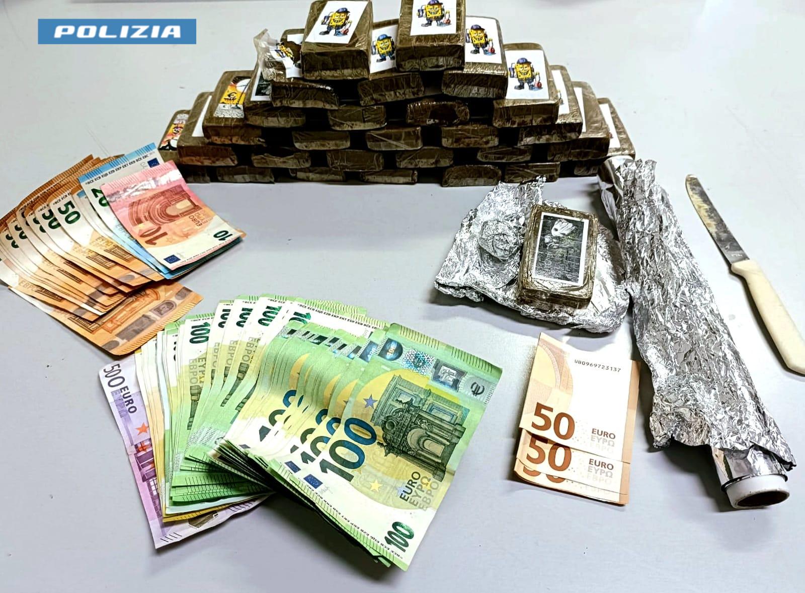 Firenze, droga: arrestato un 45enne con 3 chili di hashish e oltre 9mila euro in contanti. Denunciato l’acquirente