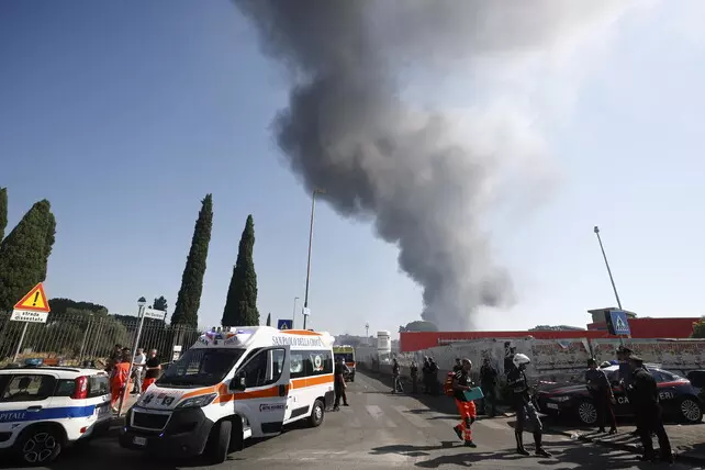 Esplosione a Roma, a un distributore di benzina: feriti fra i vigili del fuoco e operatori del 118. Nuvola di fumo