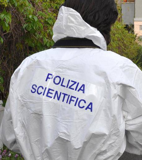 Prato, morto nel residence: il compagno rivela agli inquirenti che “volevano togliersi la vita”. Per debiti di droga