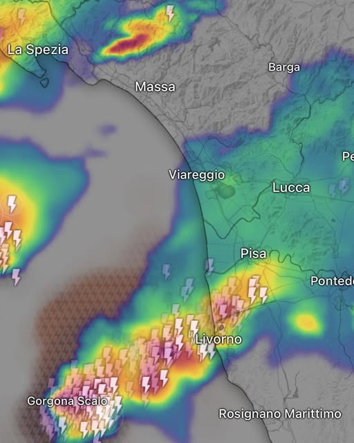 Maltempo in Toscana: primi temporali sulla costa, allerta gialla su tutta la regione fino a stasera