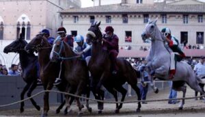 Palio di Siena: la Selva vince “la provaccia”. Ma l’attesa è per la “carriera” di stasera dedicata alla Madonna di Provenzano