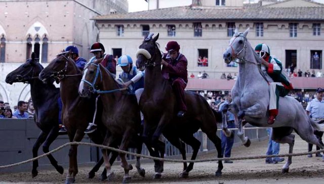 Palio di Siena: la Selva vince “la provaccia”. Ma l’attesa è per la “carriera” di stasera dedicata alla Madonna di Provenzano