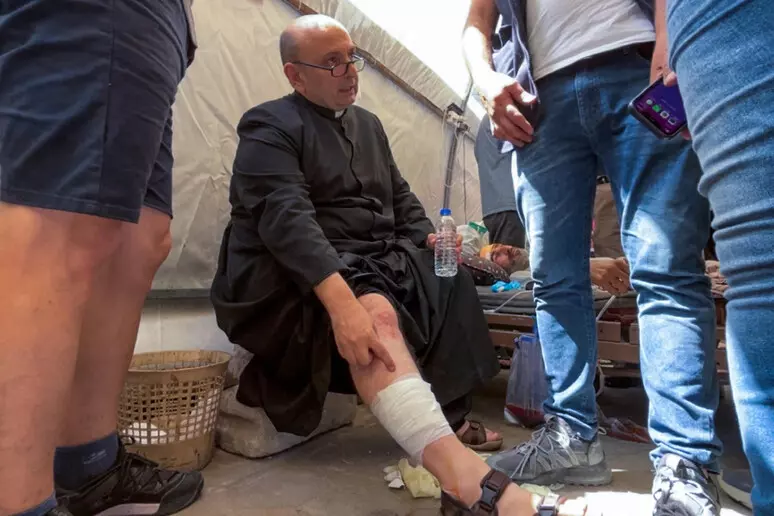 Gaza: raid sulla chiesa cattolica, tre morti. Ferito anche il parroco. Israele: “Errore di tiro”. Meloni: “Attacchi inaccettabili” (Foto)