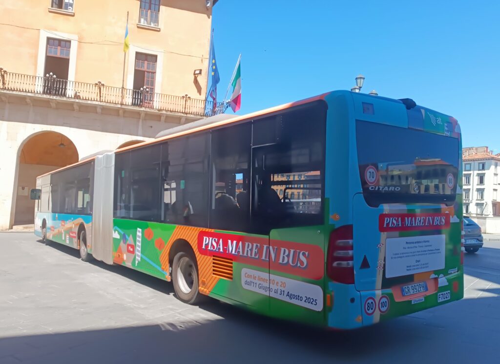 Pisa, al mare in bus: dalla città alla costa con un biglietto da 2 euro per tutta l’estate