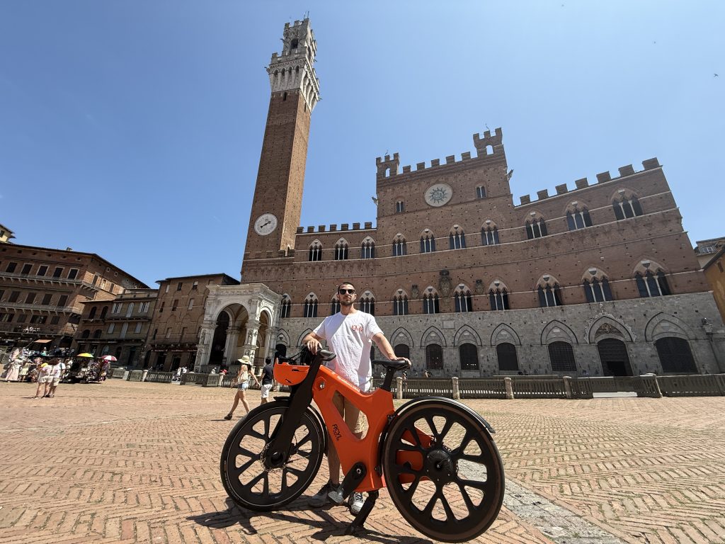 Arriva a Siena il viaggio sostenibile della igus:bikeIl tour mondiale della bicicletta in plastica riciclata