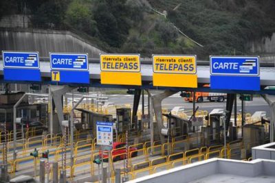 Autostrade: aumento dei pedaggi da agosto. Polemiche. Poi il governo fa retromarcia