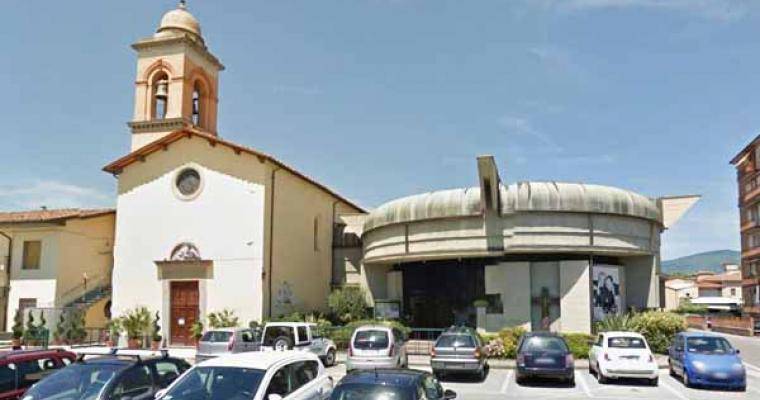 Migranti: parrocchia di Vicofaro sgomberata dalla polizia. Don Biancalani grida contro gli agenti: “Vergogna!”
