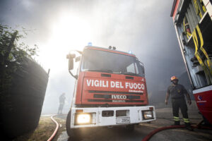 Fipili, incendio sterpaglie a Navacchio: intervento dei vigili del fuoco per evitare stop alla viabilità