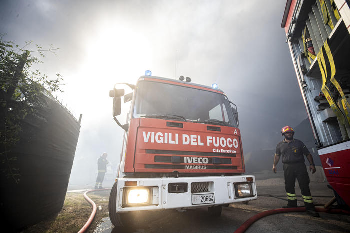 Fipili, incendio sterpaglie a Navacchio: intervento dei vigili del fuoco per evitare stop alla viabilità