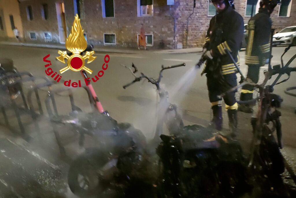Firenze: 4 scooter distrutti dalle fiamme nella notte in via dell’Olivuzzo