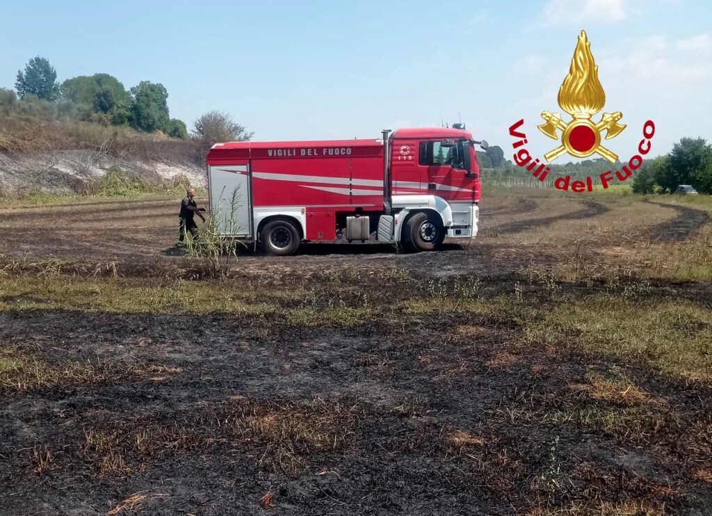 Fucecchio: in fiamme bosco e sterpaglie. Paura. In azione anche due elicotteri